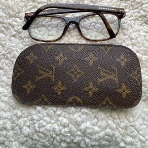 Louis Vuitton eye glasses case .👜🌹